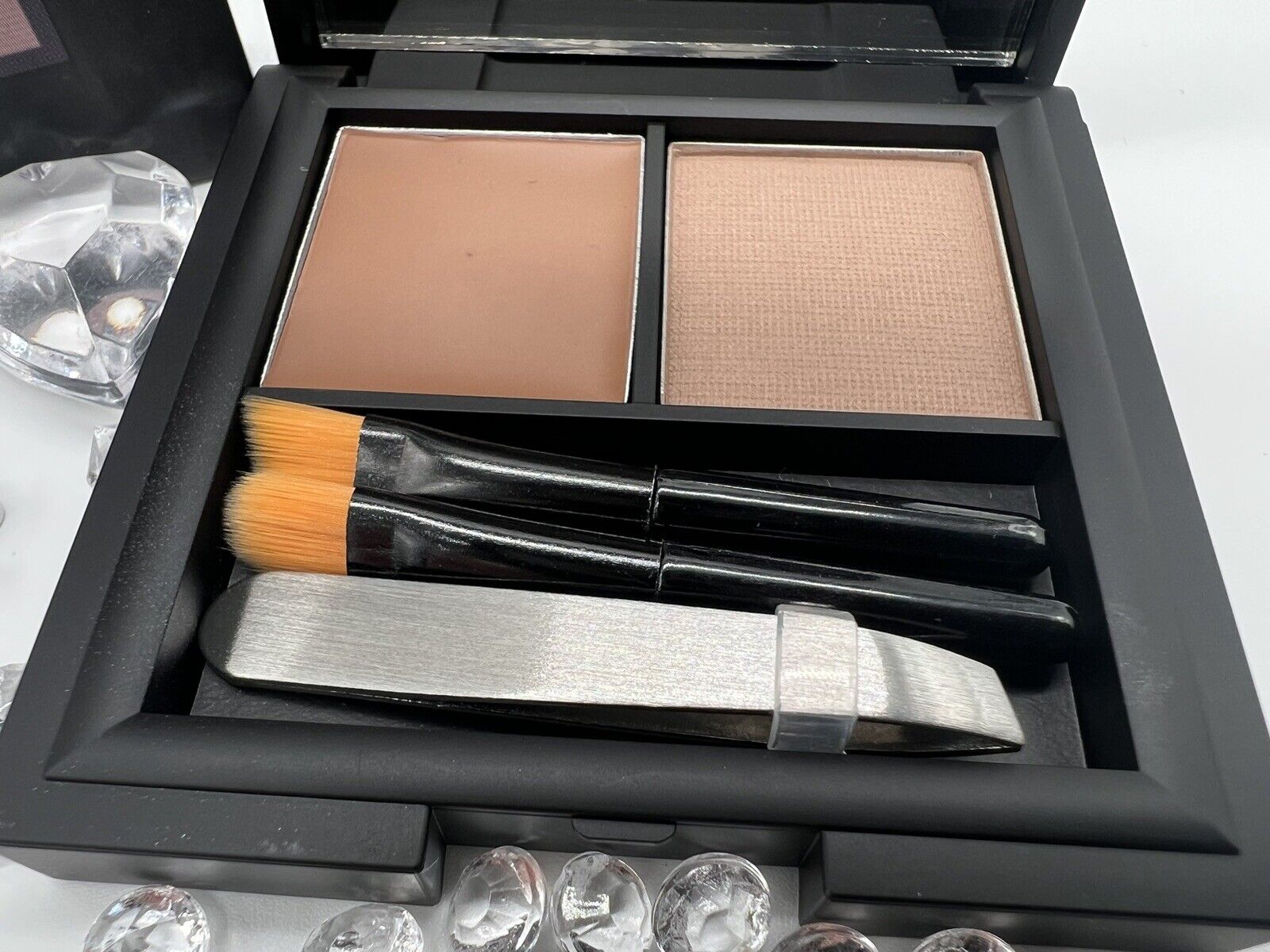 Sleek Brow Kit Light Augenbrauenset inklusive Mini Pinzette & Mini Pinsel mit