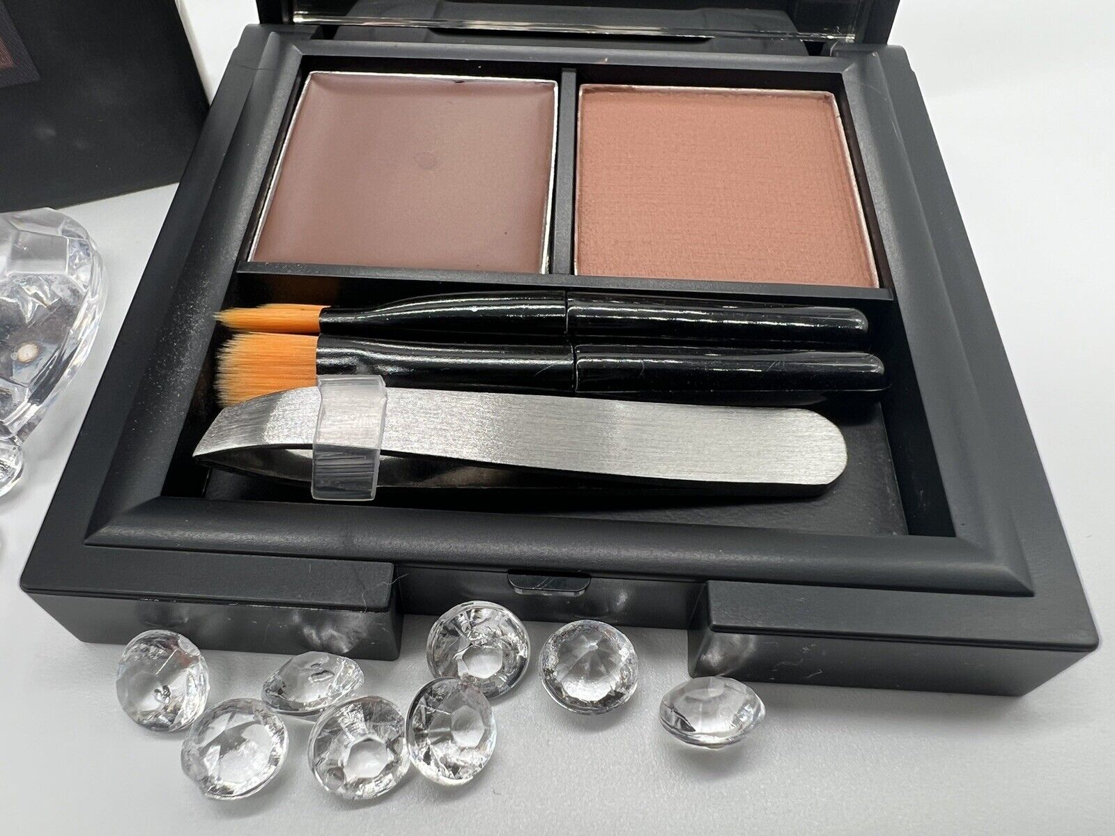 Sleek Brow Kit Dark Augenbrauenset inklusive Mini Pinzette & Mini Pinsel